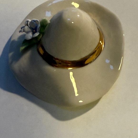 Vintage Queen Capodimonte Made in Italy Elegant Cream Porcelain Hat with Flowers - Picture 6 of 10